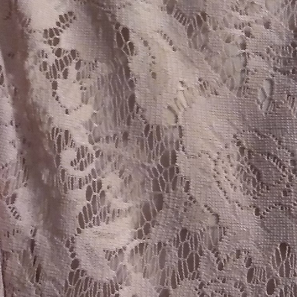 Beautiful lace dress - Picture 3 of 4